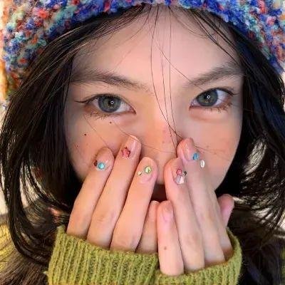 四个孩子走进银行